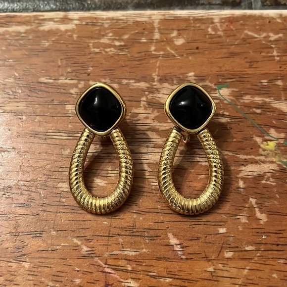 Trifira vintage clip on earrings gold ton and black - Picture 2 of 7